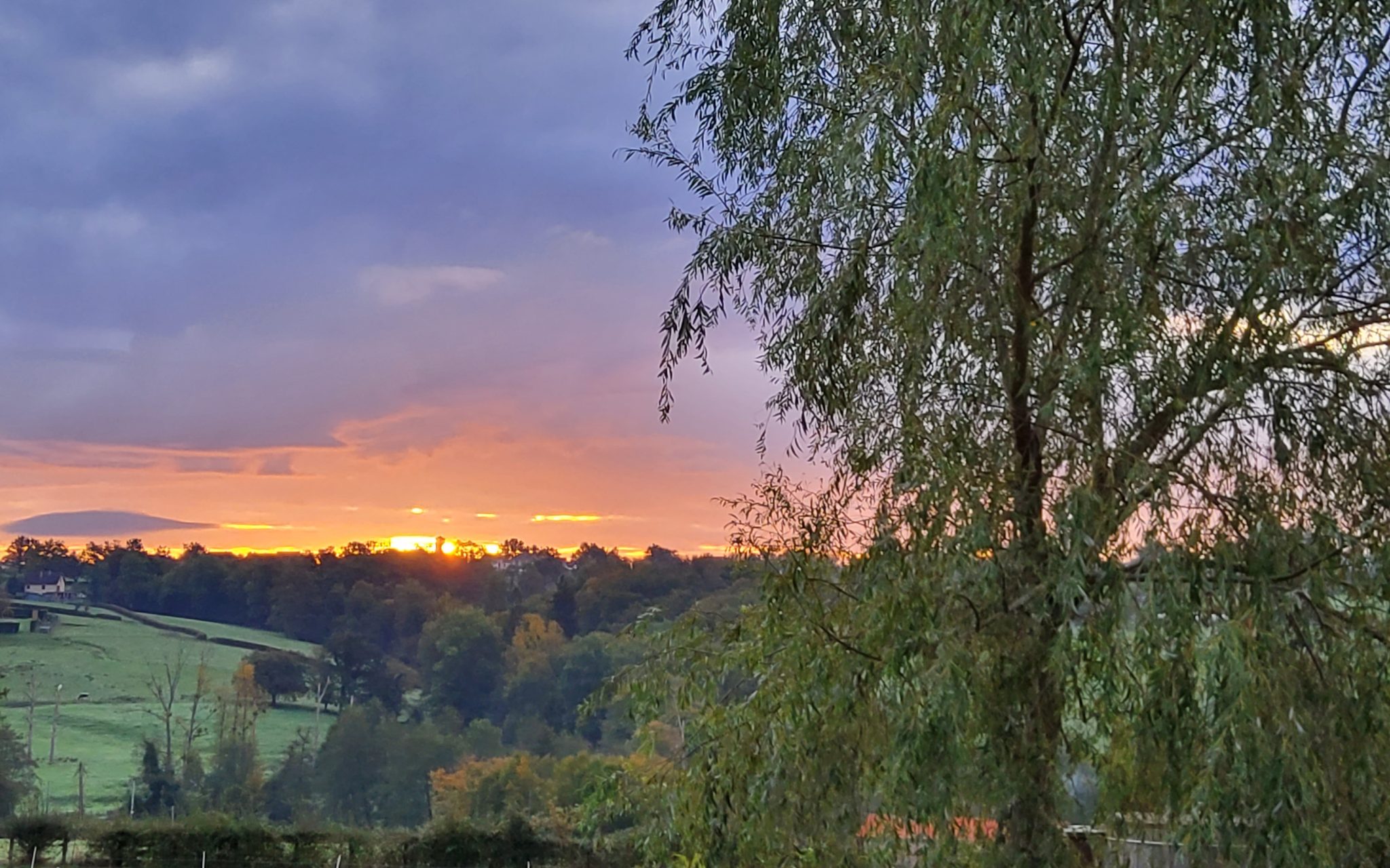 “Lever de soleil sur la campagne brionnaise, près de Charlieu, vu depuis les Tilleuls de Marie en Bourgogne du Sud.”