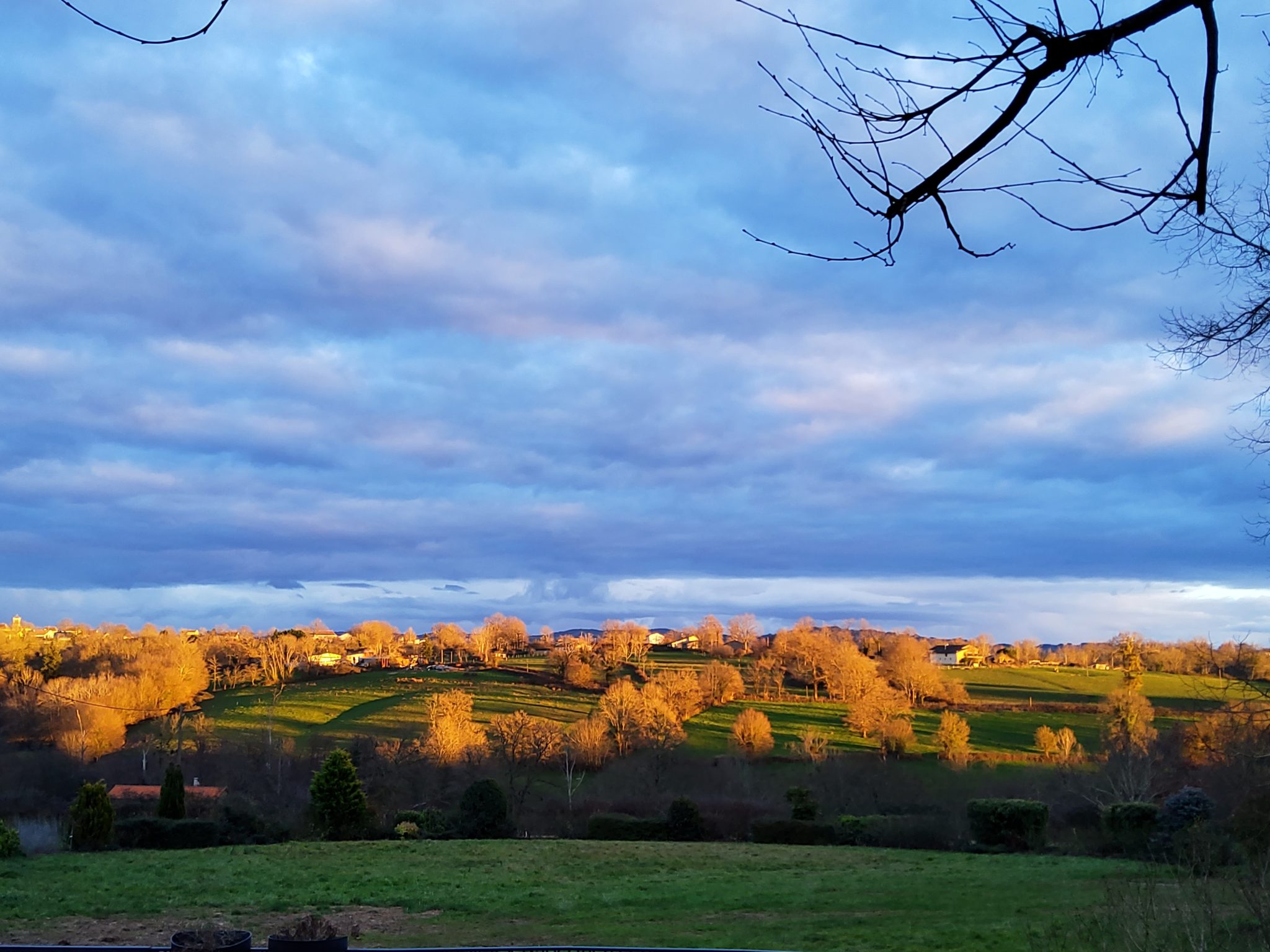 “Lever de soleil sur la campagne brionnaise, près de Charlieu, vu depuis les Tilleuls de Marie en Bourgogne du Sud.”