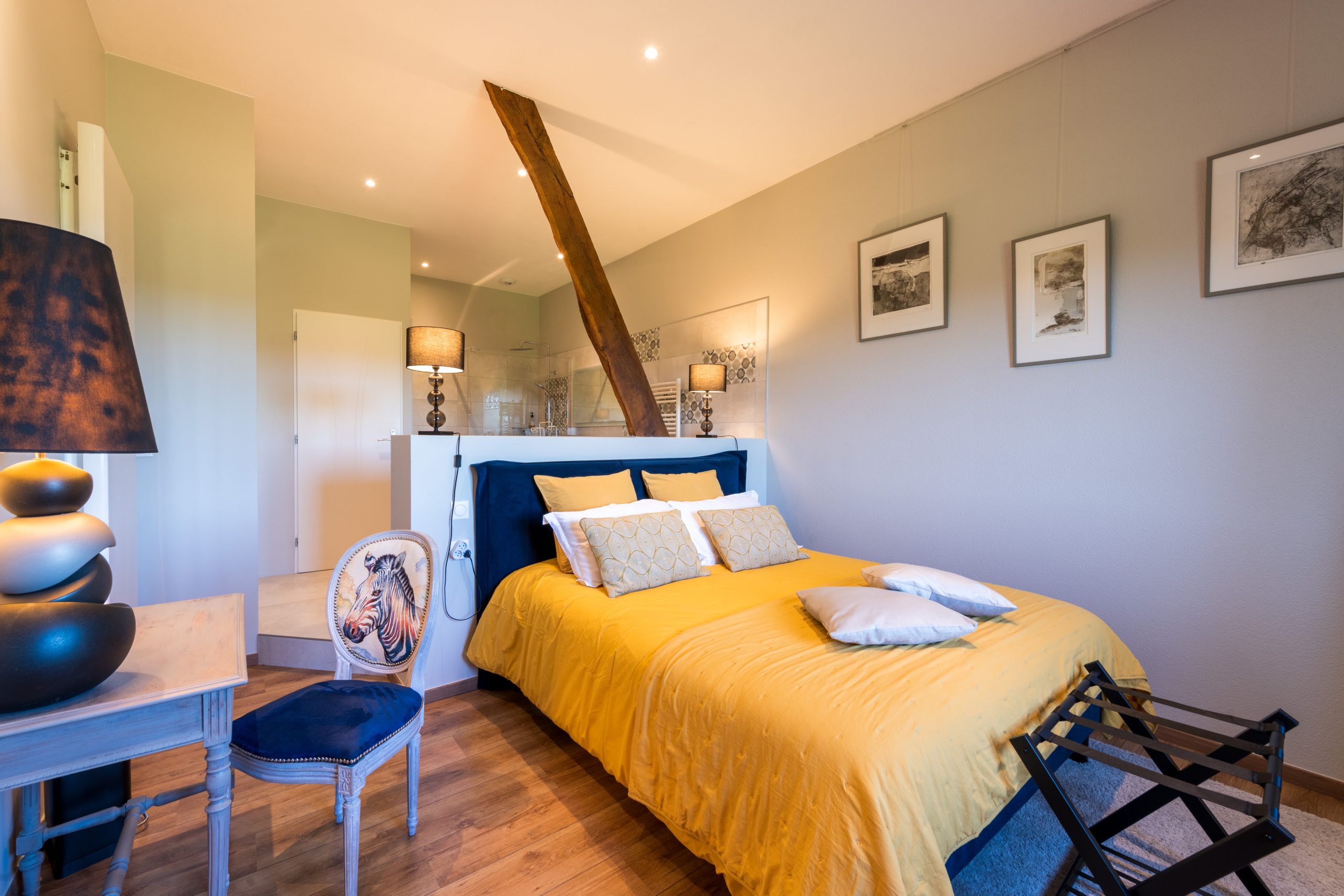 Vue d’ensemble de la chambre Tilia, un refuge lumineux et apaisant aux Tilleuls de Marie.