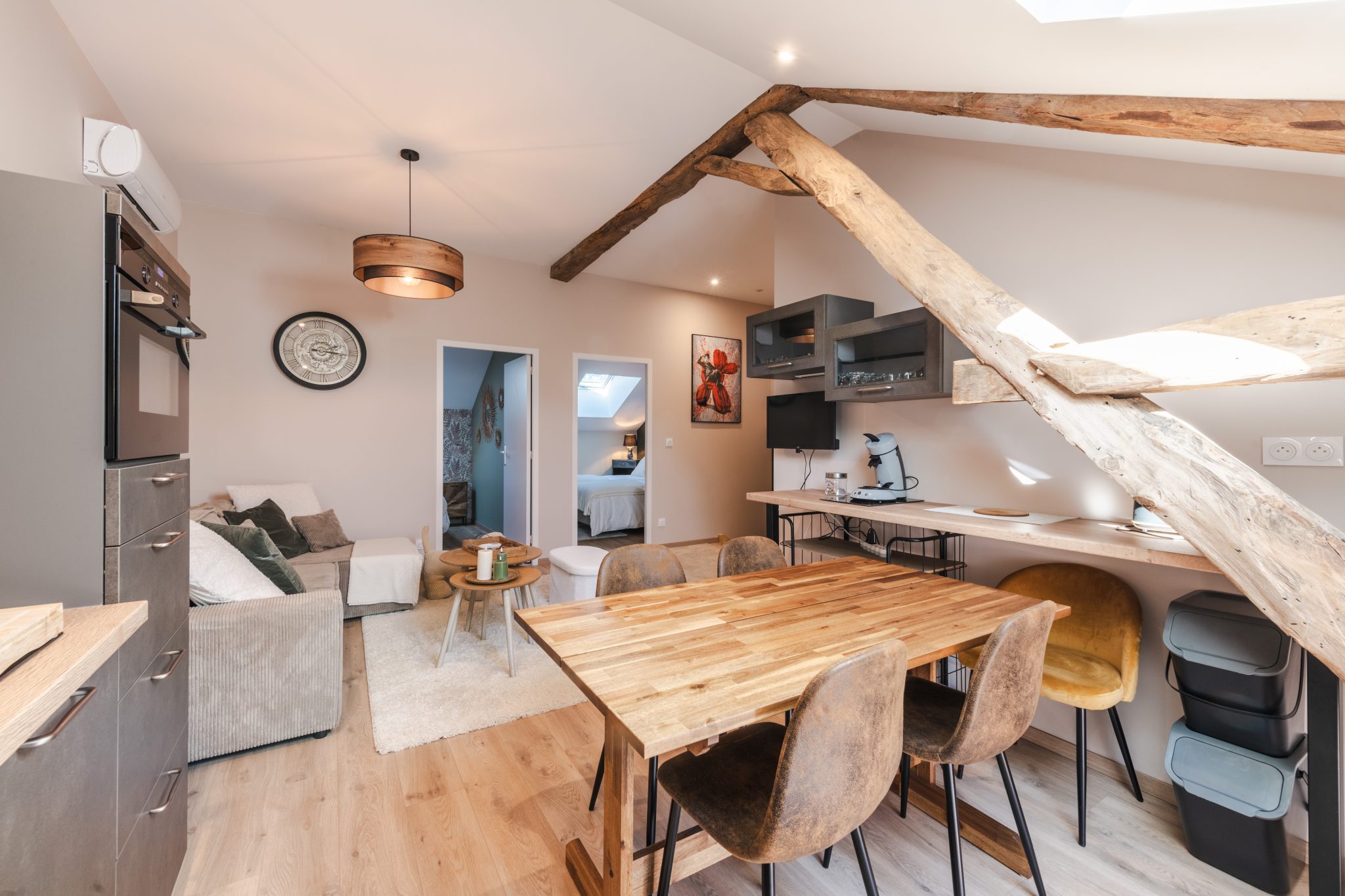 Pièce principale du gîte Catalpa à Charlieu, appartement touristique en Bourgogne du Sud avec cuisine équipée et coin salon lumineux.