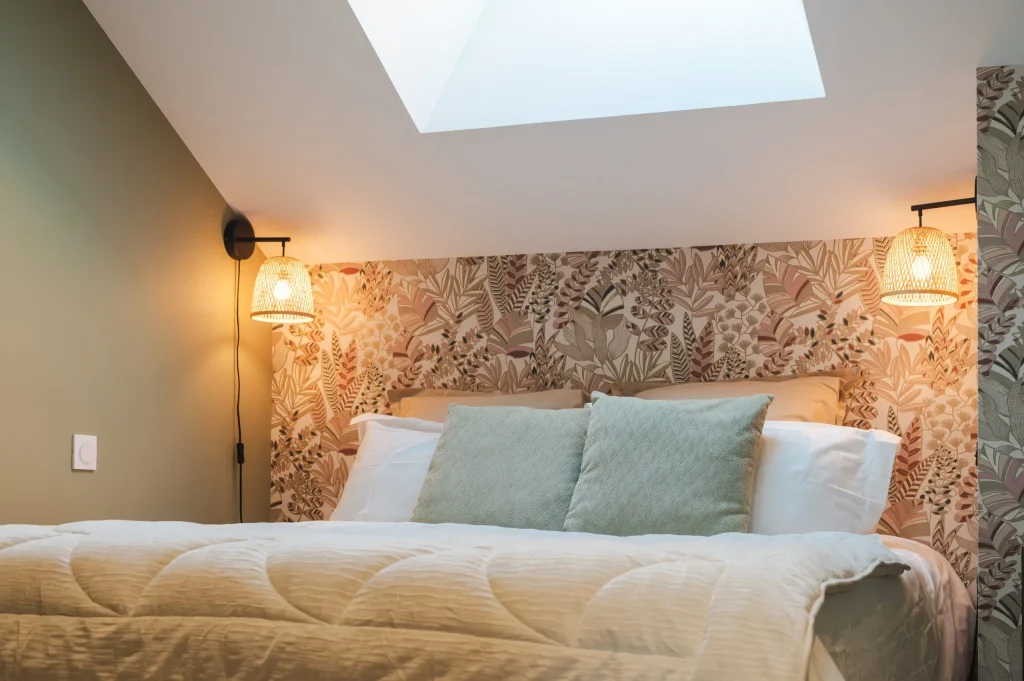 Chambre de Catalpa au papier peint tropical sous fenêtre de toit