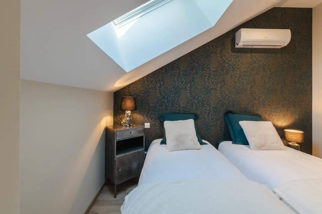 Seconde chambre de Catalpa avec deux lits et mur sombre